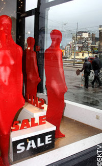 Mannequins couverts d'un voile rouge dans une vitrine à Amsterdam