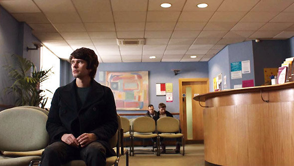 London Spy : Danny (Ben Wishaw) dans la salle d'attente pour un test HIV