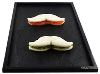 Sandwiches anglais en forme de moustache saumon et concombre