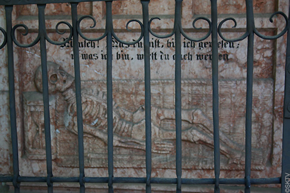 Cimetière St. Sebastian de Salzbourg : squelette bas-relief