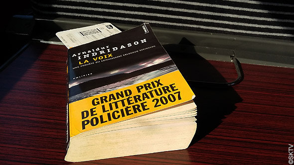 La Voix d'Arnaldur INDRIDASON : photo du livre posé sur la tablette d'une place de TGV