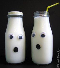 Déco à thème fantôme : bouteilles de lait fantômes