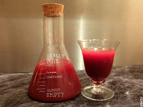 Cocktail aux yeux délicieux : un jus de framboises bien coloré pour évoquer le sang