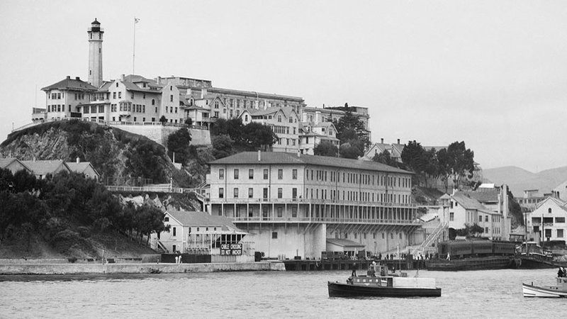 Recettes d'Alcatraz : photo noir et blanc d'Alcatraz avec le bâtiment 64 au premier plan