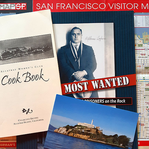 Recettes Alcatraz : composite livre de recettes, carte postale Alcatraz et portrait d'Al Capone