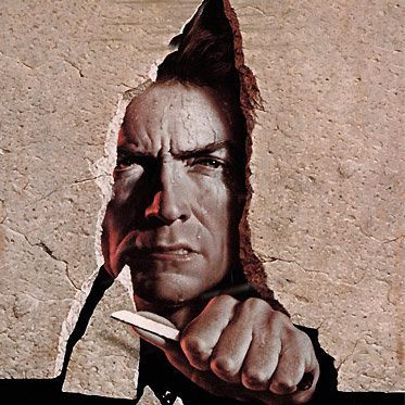 L’Évadé d’Alcatraz . affiche du film avec Clint Eastwood apparaissant dans la faille d’un mur