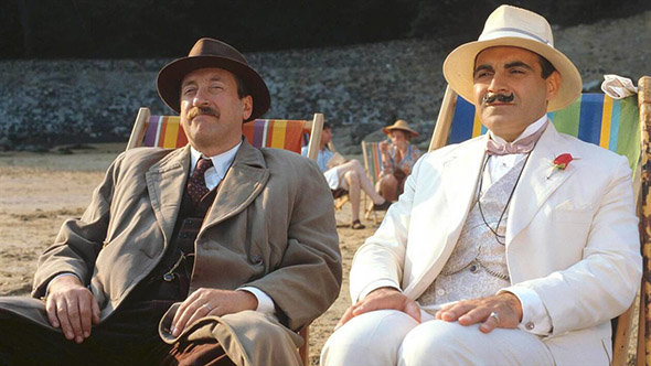 Les Vacances d'Hercule Poirot : photo de la série présentant David Suchet sur un transat