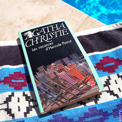 Les Vacances d'Hercule Poirot : couverture du livre près d'une piscine