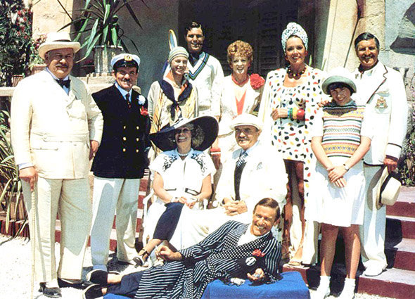 Les Vacances d'Hercule Poirot : photo de groupe des résidents extraite du film de Guy Hamilton avec Peter Ustinov