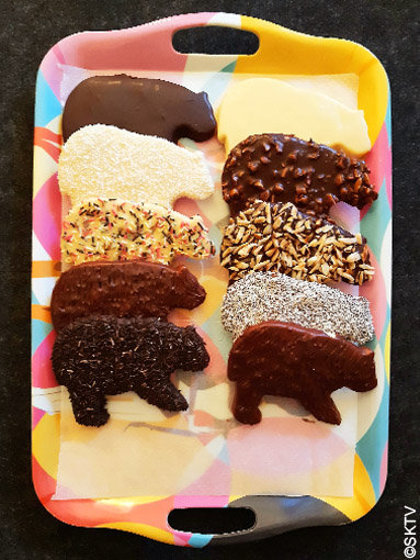 Shortbreads glacés : plateau présentant les sablés ours et leurs différents glaçages au chocolat