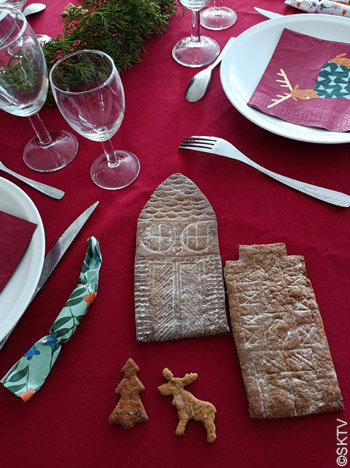 Plan serré sur les maisons en pain d'épices utilisées en déco de table de Noël