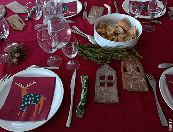 Vue large sur une déco de table de Noël facile avec maisons en pain d'épices