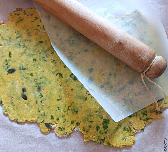 crackers aux fanes de carottes : astuce pour étaler la pâte facilement