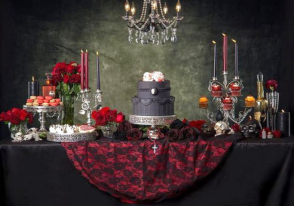 La sweet table Halloween parfaite avec chandeliers, lustre et nappe en dentelle !