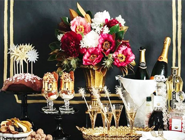 Un bubbly bar ou table à champagne dorée et fleurie pour une soirée Oscars