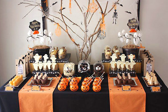 Une autre sweet table Halloween en noir et orange avec des branchages en fond