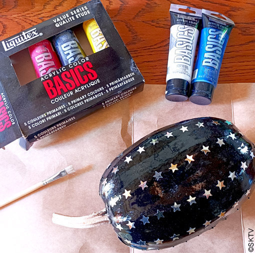 Matériel pour décorer la boîte à bonbons Halloween : peinture en bombe brillante, couleurs acryliques, pinceaux, confettis étoile...