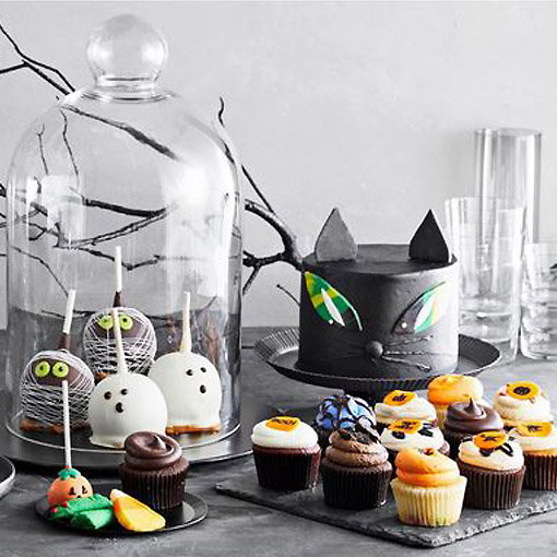 Une sweet table Halloween créative avec un gâteau en forme de chat