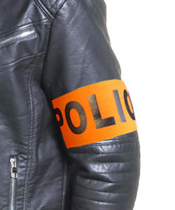Brassard de police fluo au bras d'un policier en blouson de cuir