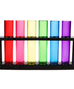 Tubes à essai aux couleurs de l'arc-en-ciel sur support de laboratoire en plastique noir