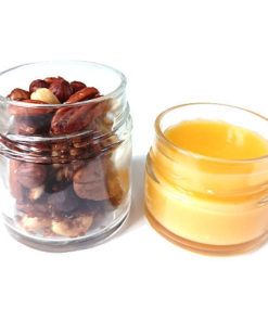Pots moyenne taille ouvert rempli de fruits secs caramélisés et pot petite taille rempli de lemon curd sur fond blanc. Idées de présentation de vos cadeaux gourmands.